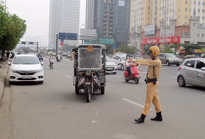 Cán bộ Đội CSGT số 6 tăng cường kiểm tra, xử lý xe ba bánh tự chế vi phạm.