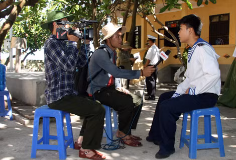 Phóng viên ANTV tác nghiệp tại đảo Phan Vinh (Trường Sa, tháng 5-2013). Ảnh: Duy Hiển