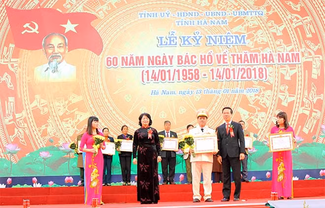 Đồng chí Võ Văn Thưởng – Ủy viên Bộ Chính trị, Bí thư Trung ương Đảng, Trưởng Ban Tuyên giáo Trung ương và đồng chí Đặng Thị Ngọc Thịnh – Ủy viên BCH Trung ương Đảng, Phó Chủ tịch nước CHXHCN Việt Nam trao Bằng khen và tặng hoa chúc mừng cho các cá nhân tiêu biểu xuất sắc của Đảng bộ Công an Hà Nam trong học tập và làm theo tư tưởng, đạo đức, phong cách Hồ Chí Minh” năm 2017 tại Lễ kỷ niệm 60 năm Bác Hồ về thăm Hà Nam. Đồng chí Võ Văn Thưởng – Ủy viên Bộ Chính trị, Bí thư Trung ương Đảng, Trưởng Ban Tuyên giáo Trung ương và đồng chí Đặng Thị Ngọc Thịnh – Ủy viên BCH Trung ương Đảng, Phó Chủ tịch nước CHXHCN Việt Nam trao Bằng khen và tặng hoa chúc mừng cho các cá nhân tiêu biểu xuất sắc của Đảng bộ Công an Hà Nam trong học tập và làm theo tư tưởng, đạo đức, phong cách Hồ Chí Minh” năm 2017 tại Lễ kỷ niệm 60 năm Bác Hồ về thăm Hà Nam.