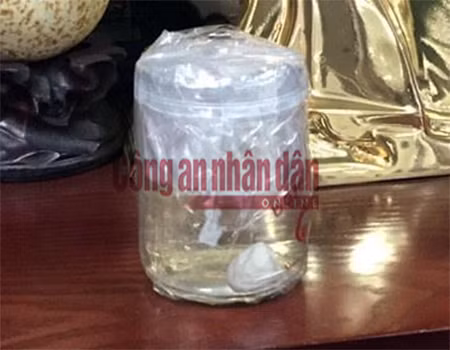 Lọ ngâm đốt ngón tay của anh T.