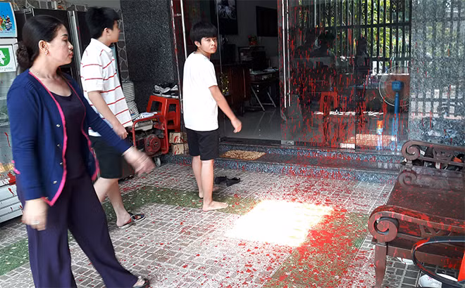 Gia đình ông Trần Quý Dũng bị “khủng bố” bằng “bom sơn”.