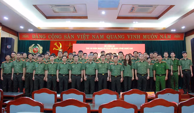 Các đại biểu cùng các học viên chụp ảnh lưu niệm.
