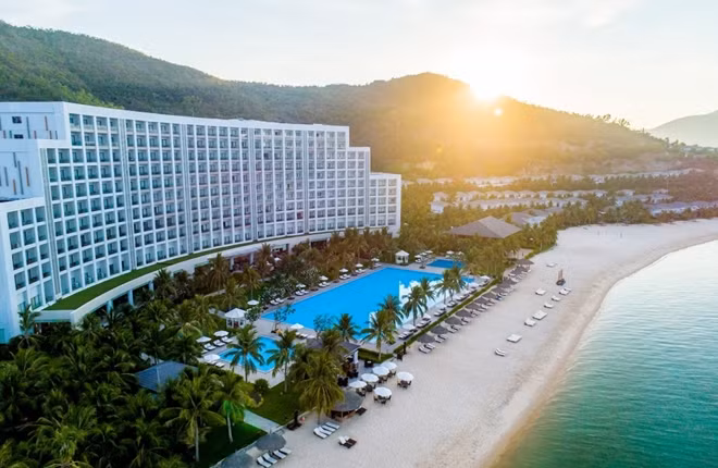 Khách sạn của Vinpearl Resort & Spa Nha Trang Bay tạo hình tòa nhà cánh cung kiêu hãnh
