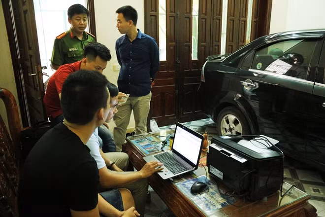 Cơ quan điều tra tiến hành khai thác giữ liệu qua các tài khoản cá độ qua hệ thống mạng.