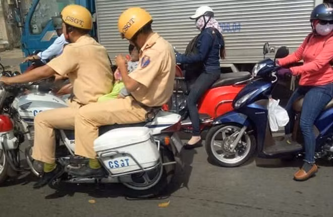 Hình ảnh 2 chiến sĩ CSGT đưa bé trai đi cấp cứu nhận được sự nhiều lời khen ngợi từ người dân