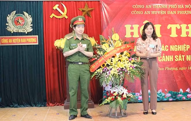 Đồng chí Đào Thị Hồng, Phó Chủ tịch UBND Huyện Đan Phượng tặng hoa chúc mừng Hội thi. Đồng chí Đào Thị Hồng, Phó Chủ tịch UBND Huyện Đan Phượng tặng hoa chúc mừng Hội thi.