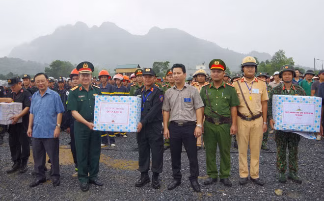 Thượng tướng Bế Xuân Trường, Thứ trưởng Bộ Quốc phòng tặng quà cho các đơn vị tham gia diễn tập của Công an Hà Giang.