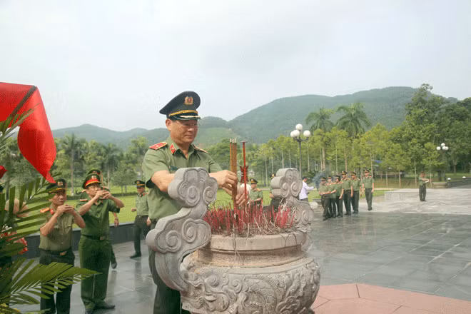Thiếu tướng Nguyễn Hữu Cầu, Giám đốc Công an tỉnh Nghệ An dâng hương tưởng nhớ anh linh Chủ tịch Hồ Chí Minh và các liệt sỹ CAND tại khu di tích Nha Công an Trung ương.