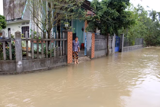 Nước lũ bao vây khu dân cư.