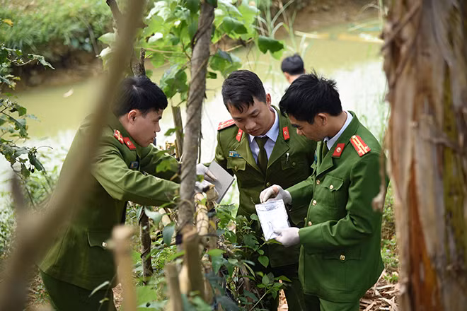 Công an tỉnh Phú Thọ khám nghiệm hiện trường vụ án.
