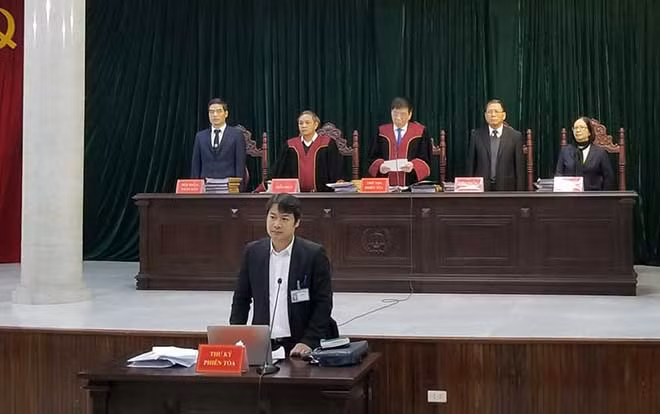 Hội đồng xét xử.