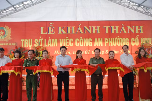Các đại biểu cắt băng khánh thành trụ sở Công an phường Cổ Nhuế 2 Các đại biểu cắt băng khánh thành trụ sở Công an phường Cổ Nhuế 2