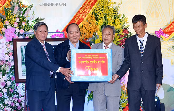 Thủ tướng tặng quà cho nhân dân thôn Nội Ninh. VGP/Quang Hiếu