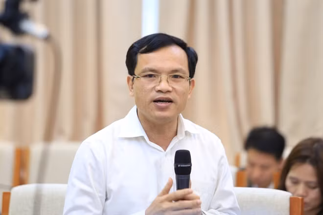 Ông Mai Văn Trinh trả lời câu hỏi của phóng viên tại buổi họp báo của Bộ GD&ĐT ngày 26-3.