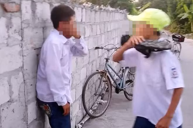 Nhóm học sinh đánh bạn ở Hải Dương. Ảnh cắt từ clip.