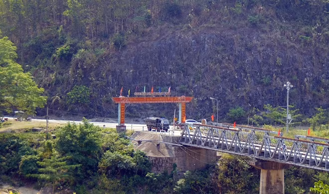 Ngã ba Bến Giằng, huyện Nam Giang, điểm nối đường Hồ Chí Minh lên Tây Nguyên.