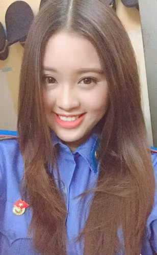 Khi học cấp ba, cô thích một phim truyền hình có cảnh nữ cảnh sát giải cứu các em nhỏ thoát khỏi vụ bắt cóc. Hình ảnh đó thôi thúc cô thi vào Học viện Cảnh sát Nhân dân để được góp sức cho xã hội.