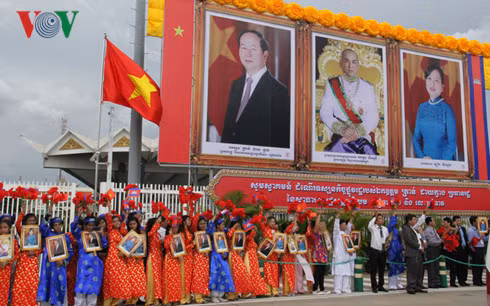 Bà con hai nước Campuchia và Việt nam chào đón Chủ tịch nước Trần Đại Quang và Phu nhân cùng Đoàn cấp cao nước ta.