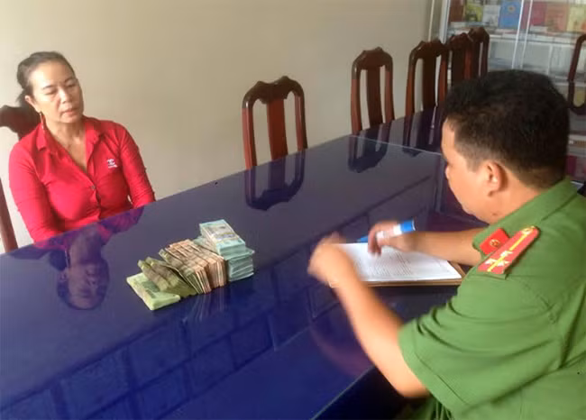 Bà Phượng tại cơ quan Công an. Bà Phượng tại cơ quan Công an.