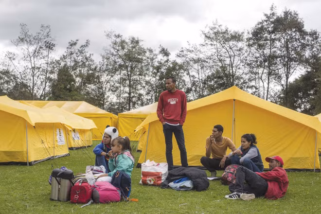 Những người di cư Venezuela tại một trung tâm tị nạn mới ở Bogota vào ngày 13-11. Một triệu người Venezuela đã di cư đến Colombia sau khi chạy trốn khỏi một nền kinh tế sụp đổ dẫn đến chết đói hàng loạt. (Ảnh: Nicolo Filippo Rosso)