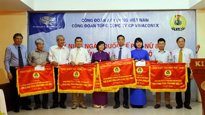 Trao thưởng các danh hiệu thi đua cho tập thể Công đoàn xuất sắc