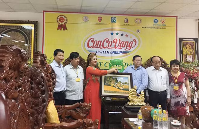 Ông Lại Xuân Môn, Ủy viên TW Ðảng, Chủ tịch Hội Nông dân Việt Nam đến thăm và tặng quà cho bà Nguyễn Kim Thoa - Tổng giám đốc Công ty TNHH Con Cò Vàng. Ông Lại Xuân Môn, Ủy viên TW Ðảng, Chủ tịch Hội Nông dân Việt Nam đến thăm và tặng quà cho bà Nguyễn Kim Thoa - Tổng giám đốc Công ty TNHH Con Cò Vàng.