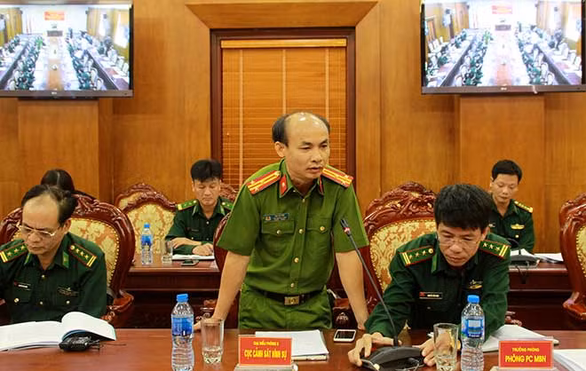 Thượng tá Đinh Văn Trình phát biểu tại Tọa đàm.