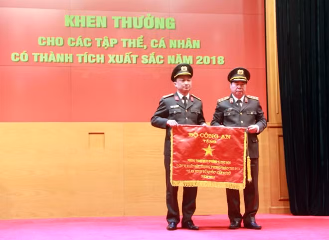 Thứ trưởng Bùi Văn Nam trao Cờ thi đua của Bộ Công an cho Phòng tham mưu.