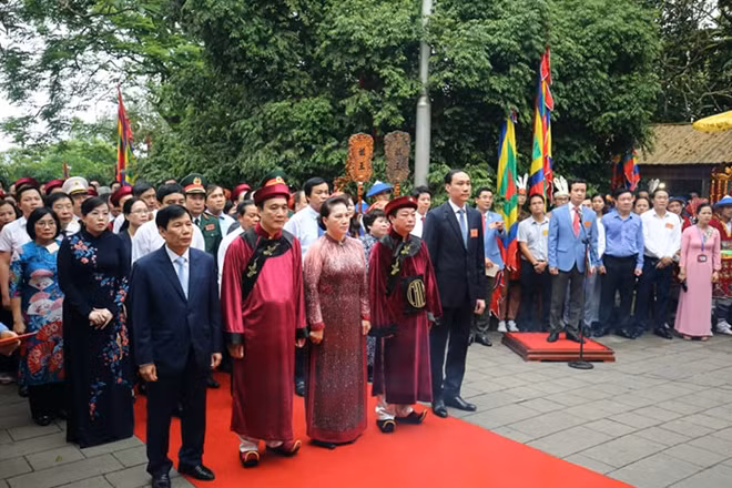 Chủ tịch Quốc hội Nguyễn Thị Kim Ngân và các đại biểu tại Lễ dâng hương tưởng niệm các Vua Hùng tại điện Kính Thiên. Chủ tịch Quốc hội Nguyễn Thị Kim Ngân và các đại biểu tại Lễ dâng hương tưởng niệm các Vua Hùng tại điện Kính Thiên.
