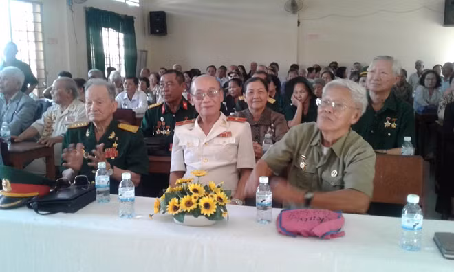 Họp mặt truyền thống cựu chiến binh đoàn tình báo j22. hàng đầu, từ phải qua: ông năm tuyến - cụm phó h67, tác giả và ông tư cang - cụm trưởng h63 (bến tre, tháng 10-2018).