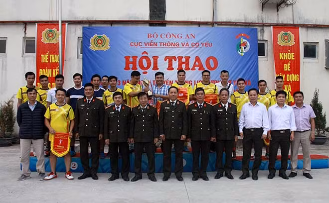 Lãnh đạo Cục Viễn thông và cơ yếu cùng các đại biểu và các VĐV tại lễ trao giải.