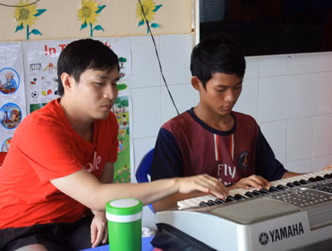 Cảnh đang dạy đàn tại Trung tâm Bảo trợ xã hội tỉnh Kiên Giang. Cảnh đang dạy đàn tại Trung tâm Bảo trợ xã hội tỉnh Kiên Giang.