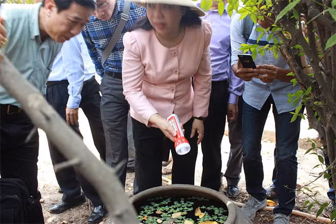 Bộ trưởng Nguyễn Thị Kim Tiến trong một dịp đi thị sát công tác phòng chống dịch Zika tại địa bàn Q.2, TP Hồ Chí Minh. Bộ trưởng Nguyễn Thị Kim Tiến trong một dịp đi thị sát công tác phòng chống dịch Zika tại địa bàn Q.2, TP Hồ Chí Minh.