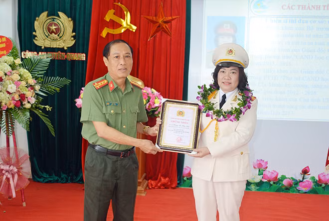 Trung tá Hoàng Thị Kim Anh nhận giải thưởng "Phụ nữ Công an Tuyên Quang xuất sắc, tiêu biểu" năm 2017. Trung tá Hoàng Thị Kim Anh nhận giải thưởng "Phụ nữ Công an Tuyên Quang xuất sắc, tiêu biểu" năm 2017.