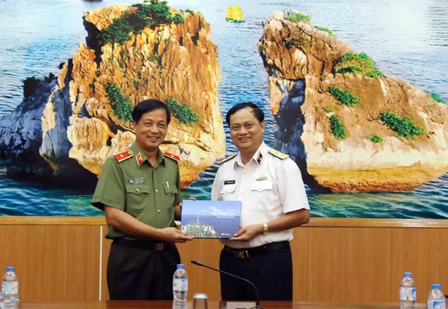 Thiếu tướng Đỗ Ngọc Cẩn trao tặng Kỷ yếu Đoàn công tác Trường Sa số 8 cho Phó Đô đốc Đinh Gia Thật.