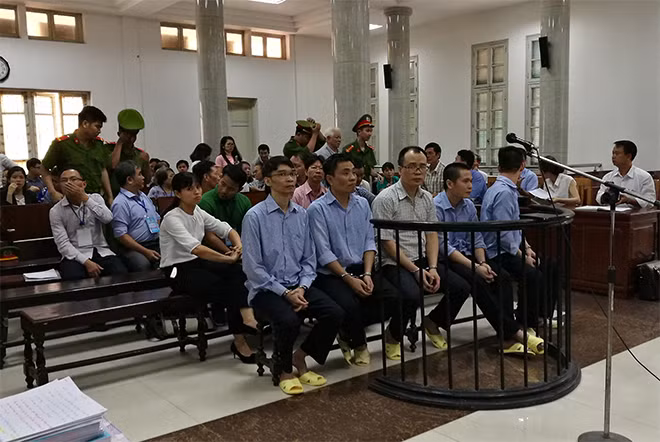 Bị cáo Hiển và đồng phạm tại phiên xử. Bị cáo Hiển và đồng phạm tại phiên xử.