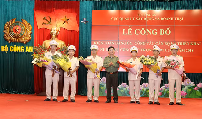 Thứ trưởng Nguyễn Văn Sơn tặng hoa chúc mừng các đồng chí lãnh đạo Cục quản lý xây dựng và doanh trại. Thứ trưởng Nguyễn Văn Sơn tặng hoa chúc mừng các đồng chí lãnh đạo Cục quản lý xây dựng và doanh trại.