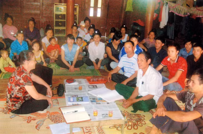 Bà Nguyễn Thị Bích Nga (bìa trái), thành viên nhóm tư vấn trong một lần giải đáp pháp luật cho người dân tỉnh Điện Biên.