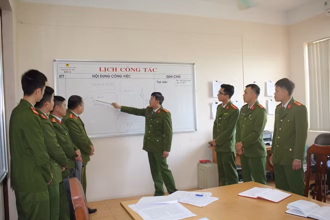 Lãnh đạo Phòng CSHS bàn kế hoạch phá án với các điều tra viên và trinh sát.