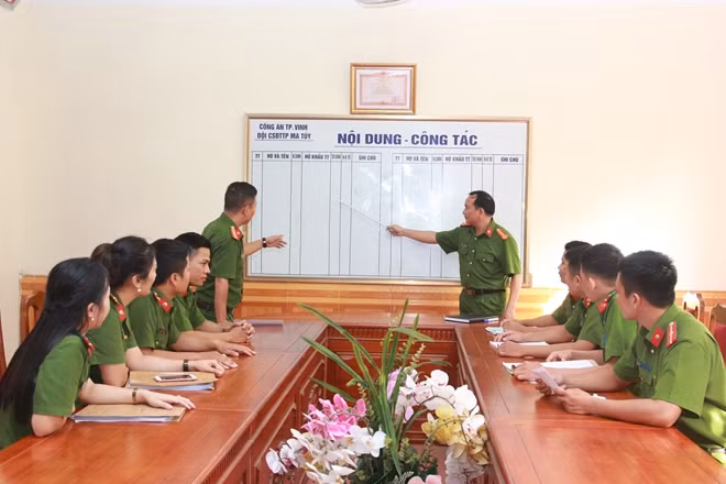 Trung tá Cao Thanh Sâm chủ trì họp án tại đơn vị.
