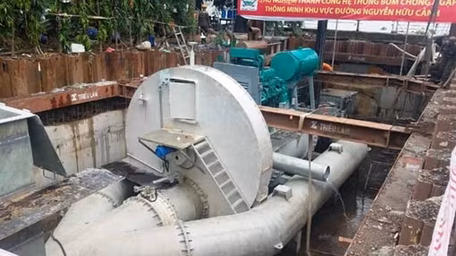 Xin trả chi phí thuê máy bơm chống ngập bằng quyền đặt biển quảng cáo