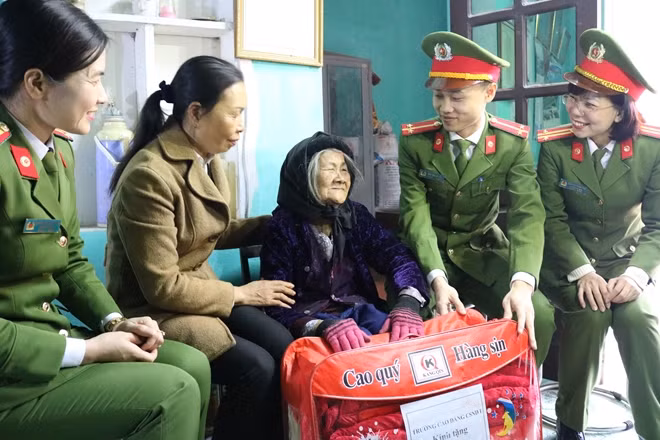 Các học viên và cán bộ chiến sỹ gần gũi, thăm hỏi người dân, gắn kết tình quân dân.