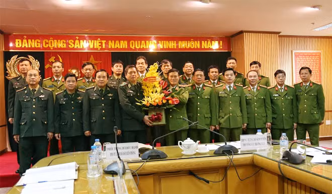 Các đại biểu chụp ảnh lưu niệm.