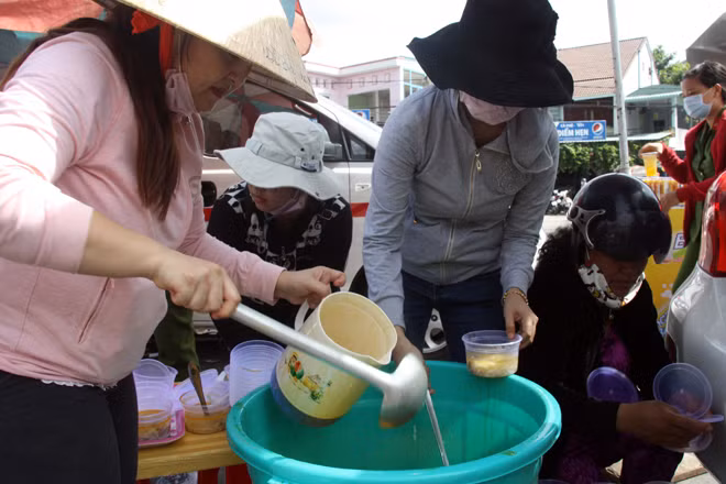 Những phần thức ăn được mang đến khu vực hậu cần để tiếp ứng cho các chiến sĩ.
