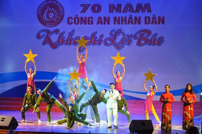 Các tiết mục ca ngợi người chiến sĩ CAND mang lại nhiều cảm xúc cho khán giả.