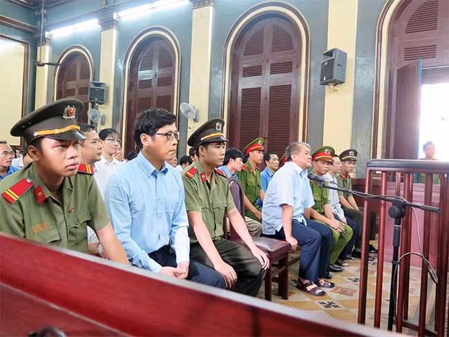 Các bị cáo tại tòa. Các bị cáo tại tòa.