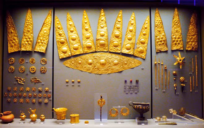 Những đồ tạo tác bằng vàng trong một ngôi mộ tại di chỉ Mycenae, Hy Lạp.