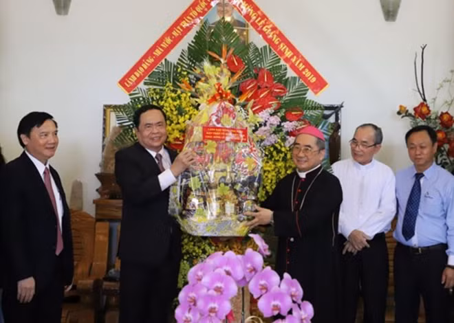 Đồng chí Trần Thanh Mẫn tặng hoa, chúc mừng Giám mục Giuse Võ Đức Minh, Giám mục giáo phận Nha Trang.
