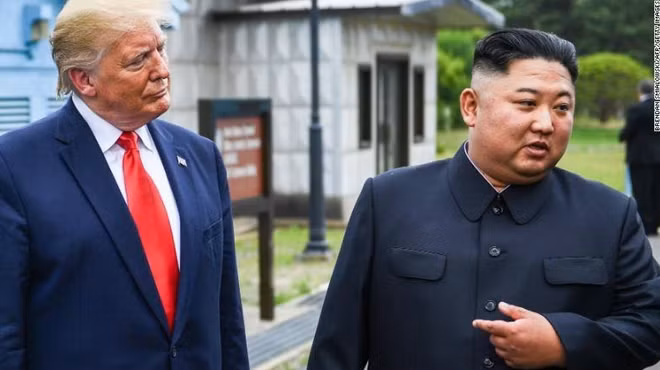 Tổng thống Donald Trump và Nhà lãnh đạo Kim Jong-un trong cuộc gặp tại khu phi quân sự liên triều cuối tháng 6-2019.