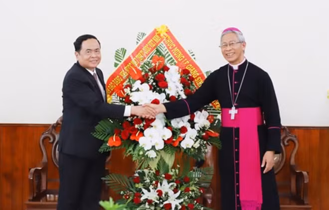 Đồng chí Trần Thanh Mẫn tặng quà chúc mừng Giám mục Nguyễn Văn Khôi và đồng bào giáo phận Quy Nhơn.